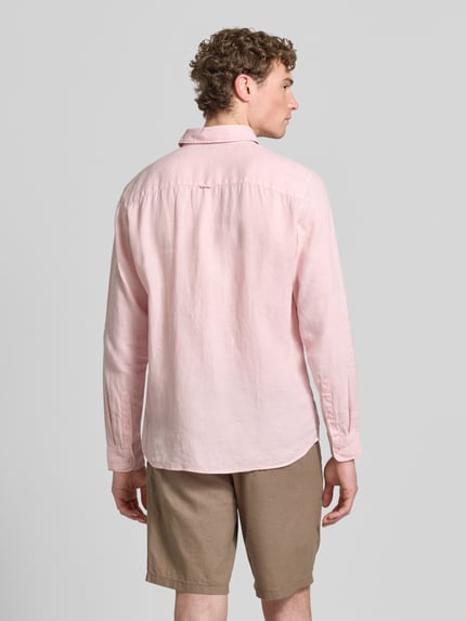 Männermodel trägt Leinenhemd mit Kentkragen von MCNEAL in Rosa, Regular-Fit, reine Leinen, Knopfleiste, Ganzkörperansicht Rückansicht, Rückenlänge bei Größe L 77 cm, Schulterbreite 50 cm, Ärmellänge 68 cm.