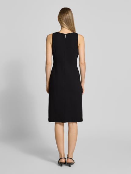 Kobiece modelka nosi Knielanges Kleid mit Karree-Ausschnitt von Calvin Klein Womenswear, elastyczna mieszanka materiałów, dopasowany krój, prostokątny dekolt, długość do kolan, zamek błyskawiczny z tyłu, krój bez rękawów, długość tyłu w rozmiarze S: 102 cm, szerokość w rozmiarze S: 45 cm, widok całej sylwetki od tyłu.