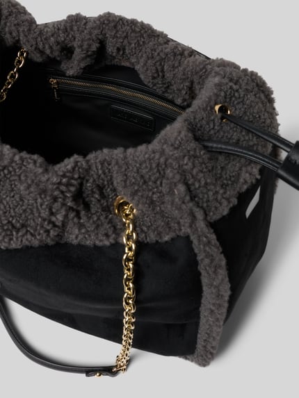 Produktfoto, torba na ramię z paskiem do ściągania, model 'MAX' od Valentino Bags, jednokolorowy, aplikacja z napisem z logo, uchwyt i pasek na ramię, prostokątny kształt, główna przegroda, miękka tekstura, kontekst: damska torba na ramię Valentino Bags