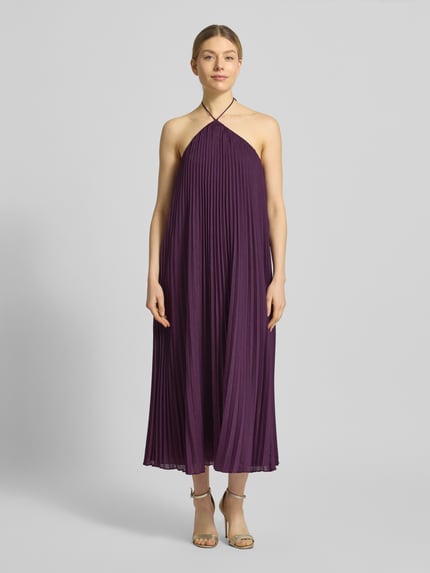 Frauenmodel trägt Cocktailkleid mit Leinen-Anteil von Jake*s Cocktail, lila, Neckholder, plissiert, Midilänge, Ganzkörperansicht von vorne.