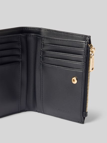 Produktfoto, schwarzes Portemonnaie mit Logo-Prägung Modell 'BIANKA RE' von Valentino Bags, rechteckig, Kartenfächer, Reißverschluss, unifarben