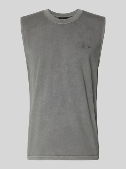 Produktfoto, graues Tanktop mit Logo-Stitching Modell 'Signar' von Pegador aus reiner Baumwolle, gerader Schnitt, Rundhalsausschnitt.