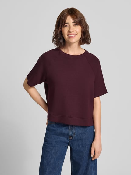 Frauenmodel trägt Regular Fit Sweatshirt aus Viskose-Mix Modell 'Bailee.S' von Brax in Dunkelrot, kombiniert mit blauer Jeans, Nahaufnahme Oberkörper. Damen Sweatshirt von Brax.