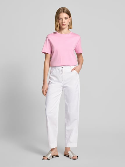 Frauenmodel trägt Straight Leg Jeans mit Eingrifftaschen von Marc Cain aus Baumwoll-Mix mit Stretch-Anteil, Gerader-Schnitt, Knopf-Reißverschluss, Ganzkörperansicht von vorne.