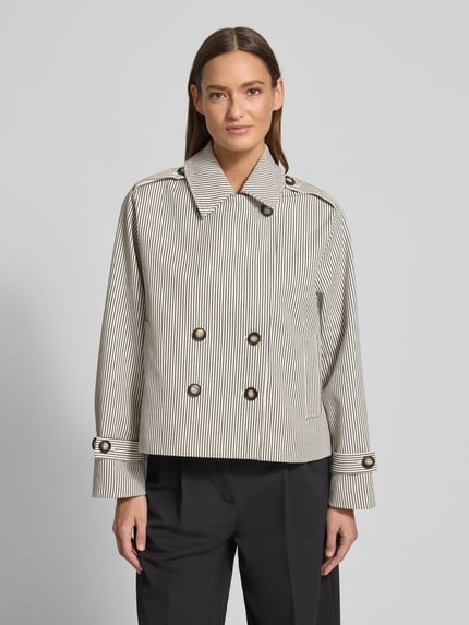 Vrouwenmodel draagt Relaxed Fit Jacke met Umlegekragen Modell 'Becker' van mbyM, katoenmix, dubbele knopen, steekzakken, vooraanzicht bovenlichaam