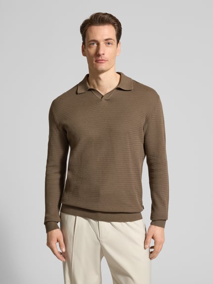Mężczyzna model nosi Regular Fit Poloshirt in Strick-Optik Modell 'Riley' od Jack & Jones Premium, czysta bawełna, długi rękaw, kolor brązowy, krój regular fit, polokrąg, przód, ujęcie całej sylwetki