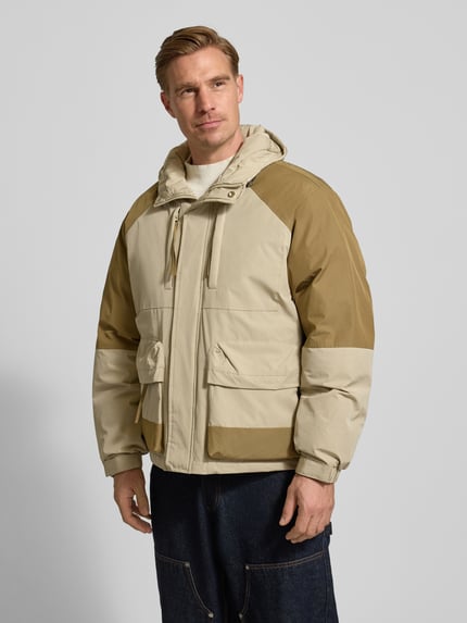 Männermodel draagt Jacke mit Kapuze Modell 'Lao' van WOODBIRD in beige en bruin, katoenmix, regular fit, vooraanzicht bovenlichaam.