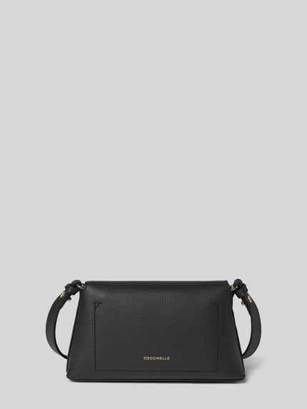 Produktfoto, Shoulder Bag aus echtem Leder Modell 'NIKLA' von Coccinelle in Schwarz mit Überschlag, goldfarbenem Logo und Magnetverschluss.