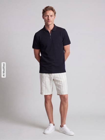 Männermodel trägt Regular Fit Poloshirt mit Strukturmuster von MCNEAL in Dunkelblau, elastischer Baumwoll-Mix, Reißverschluss, Ganzkörperansicht von vorne.