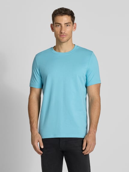 Männermodel trägt Regular Fit T-Shirt aus reiner Baumwolle von s.Oliver RED LABEL in Optik: Unifarben, Label-Print, Rundhals, Kurzarm, Materialverarbeitung: Jersey, Ganzkörperansicht von vorne.