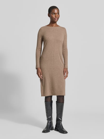 Kobiece model nosi Slim Fit sukienkę z czystego kaszmiru w imitacji dzianiny od Christian Berg Woman, długość do kolan, długi rękaw, Długość tyłu w rozmiarze S: 103 cm, Długość rękawów w rozmiarze S: 62 cm, kolor brązowy, proste kształty, miękka tekstura, całkowity widok z przodu.