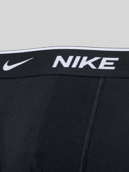 Produktfoto, Trunks mit elastischem Bund Modell 'E-DAY' von Nike, schwarze Farbe, sichtbarer Logo-Bund, glatte Textur, Logo-Details
