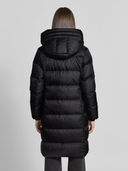 Frauenmodel trägt Regular Fit Daunenmantel mit Label-Print von Marc O'Polo in Schwarz, gesteppte Struktur, glatter Glanz, Ganzkörperansicht Rückansicht. Damen Daunenmantel von Marc O'Polo
