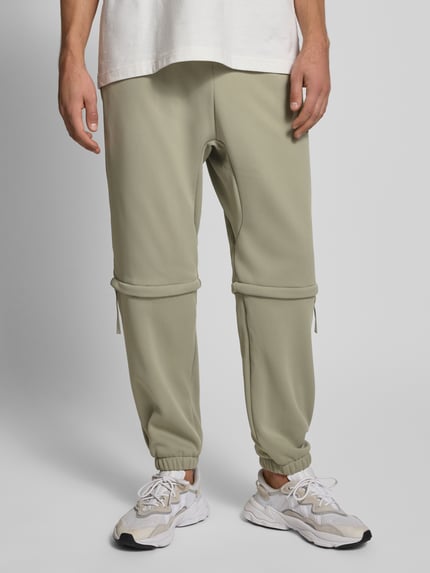 adidas Sportswear Spodnie dresowe o kroju relaxed fit z nadrukiem z logo Trzcinowy 4