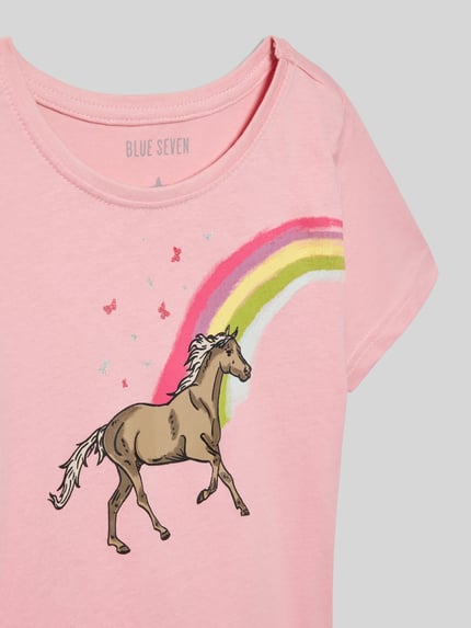 Produktfoto, T-Shirt mit Motiv-Print und Rundhalsausschnitt von Blue Seven in Rosa mit Einhorn, Regenbogen und Schmetterlingen, reine Baumwolle, Regular Fit, Rückenlänge 41 cm bei Größe 116, glatte Textur
