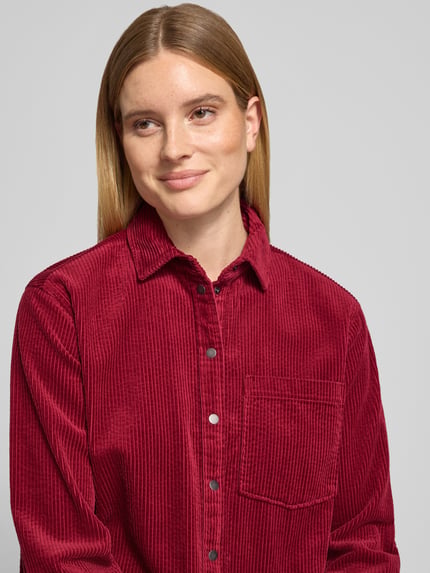 Vrouwenmodel draagt Regular Fit Hemdbluse aus Cord van Christian Berg Woman, Dames overhemdblouse met overhemdkraag, borstzak en knoopsluiting in corduroy, ruglengte maat 36: 59 cm, mouwlengte maat 36: 58 cm, Nahaufnahme Oberkörper.