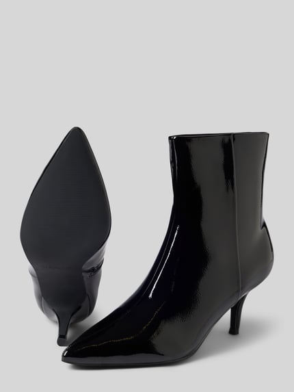 Produktfoto, Stiefeletten in Leder-Optik von BIANCO, zwart met glanzende leerlook, spitse pasvorm, naaldhak, gladde zool, hakhoogte 7 cm, schachthoogte 15 cm, schachtbreedte 13 cm