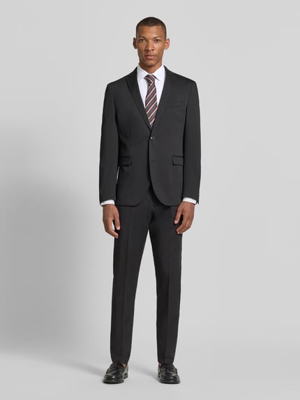 Männermodel trägt Slim Fit Business-Hemd mit Kentkragen von Jake*s in Weiß aus Reine Baumwolle, Knopfleiste, Sportmanschetten, abgerundeter Saum, kombiniert mit schwarzem Anzug, Herren Business-Look, Ganzkörperansicht von vorne. Rückenlänge bei Größe 39/40: 79 cm, Schulterbreite: 48 cm, Ärmellänge: 65 cm.