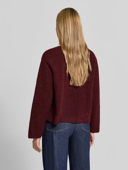 Frauenmodel trägt Strickpullover aus Alpaka-Leinen-Mix Modell 'VITOW' von American Vintage in Bordeaux, lockere Passform, Ganzkörperansicht Rückansicht.