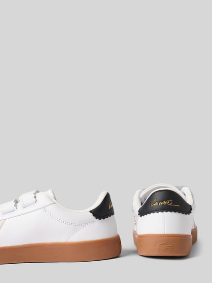 Produktfoto, Sneaker aus echtem Rindsleder von Lacoste in Weiß mit brauner Sohle und schwarzen Details, Damen Sneaker von Lacoste