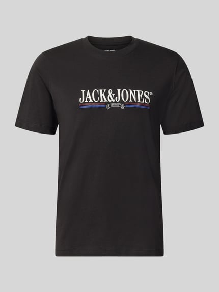 Produktfoto, czarny męski t-shirt z nadrukiem z logo JACK & JONES, model 'FREDERIKSBERG', bawełna, prosty krój, okrągły dekolt, długość tyłu w rozmiarze M: 70 cm