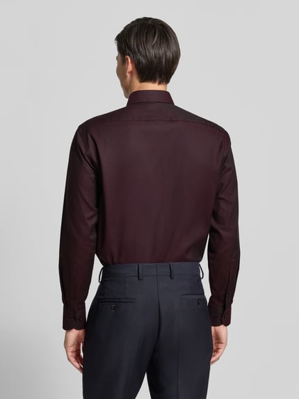 Männermodel trägt Comfort Fit Businesshemd aus reiner Baumwolle von OLYMP in dunklem Weinrot, glatte Textur, Ganzkörperansicht Rückansicht, Herren Businesshemd von OLYMP Luxor.