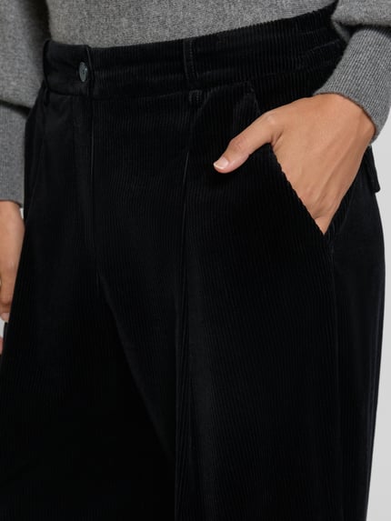 Männermodel trägt czarne spodnie sztruksowe 'Cordhose mit Eingrifftaschen' von windsor., mieszanka bawełny i elastanu, szerokie nogawki, wpuszczane kieszenie, elastyczny pas, Szerokość w rozmiarze 36: 38 cm, Długość wewnętrzna nogawki w rozmiarze 36: 80 cm, zbliżenie na górną część spodni