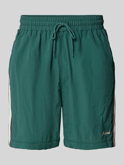 Produktfoto, grüne Herren Shorts mit Label-Stitching Modell 'Slipstream' von PROHIBITED, Regular-Fit, Elastikbund, seitliche Kontraststreifen, glatte Textur, Bundweite 34 cm, Innenbeinlänge 16 cm, Größe M.