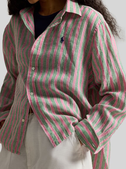 Frauenmodel trägt Boxy Fit Hemdbluse aus reinem Leinen von Polo Ralph Lauren mit gestreiftem Allover-Muster, Logo-Stitching, Nahaufnahme Oberkörper.