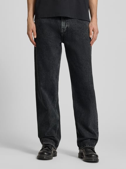Mężczyzna nosi jeansy z wpuszczanymi kieszeniami Jeans mit Eingrifftaschen Modell 'MATRIX' od Edwin, bawełna, krój relaxed fit, Szerokość w rozmiarze 32/32: 44 cm, długość wewnętrzna nogawki: 84 cm, ciemnoszary, Ganzkörperansicht von vorne.