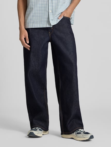 Männermodel trägt Wide Leg Baggy Jeans aus reiner Baumwolle Modell 'EXTRA BAGGY' von Levi's®, Herren Baggy Jeans, Dunkelblau, Ganzkörperansicht von vorne.