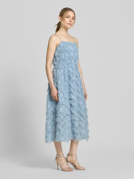 Frauenmodel trägt Leicht ausgestelltes Midikleid mit Fransen Modell 'MYLINE' von Selected Femme in Hellblau mit Spaghettiträgern, unifarben, Karree-Ausschnitt, Midi-Länge, Volant-Saum, Ganzkörperansicht von vorne.