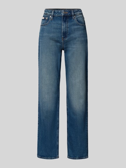 Produktfoto, Straight Fit Jeans mit Logo-Patch von Calvin Klein Jeans, blauer Baumwoll-Mix, 5-Pocket-Design, gerade Form, sichtbare Textur.