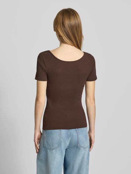 Frauenmodel trägt Slim Fit T-Shirt aus Baumwoll-Mix Modell 'KITTE' von Pieces, braun, feine Rippstruktur, Damen T-Shirt, Ganzkörperansicht Rückansicht.