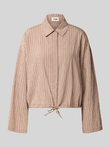 Produktfoto, Boxy Fit Bluse aus Viskose-Mix Modell 'FIONEL' von DRYKORN mit feinem Streifenmuster, Hemdblusenkragen, verdeckte Knopfleiste, Tunnelzug, beige-braune Farben.