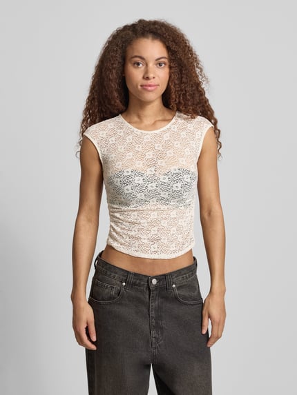 Vrouwenmodel draagt T-Shirt aus Spitze mit Raffung an der Seitennaht van REVIEW, elastische mix, nauwsluitende fit, kant, ronde hals, crèmekleur, vooraanzicht volledige lichaamsopname.