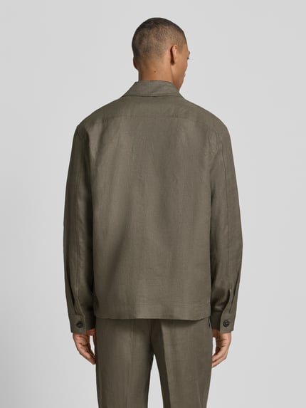 Männermodel trägt koszula wierzchnia Regular Fit Overshirt aus reinem Leinen Modell 'BAIRD' von SELECTED HOMME, efekt: jednolity kolor, krój regular fit, wykładany kołnierz, listwa guzikowa, długi rękaw, brustasza, nakładana boczna kieszeń, wykończenie materiału: tkanina, materiał: len; Ganzkörperansicht Rückansicht.