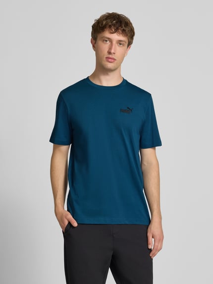 Männermodel trägt Regular Fit T-Shirt mit Logo-Stitching von PUMA PERFORMANCE in Blau, Reine Baumwolle, Rundhalsausschnitt, Ganzkörperansicht von vorne, Rückenlänge bei Größe M 67 cm.
