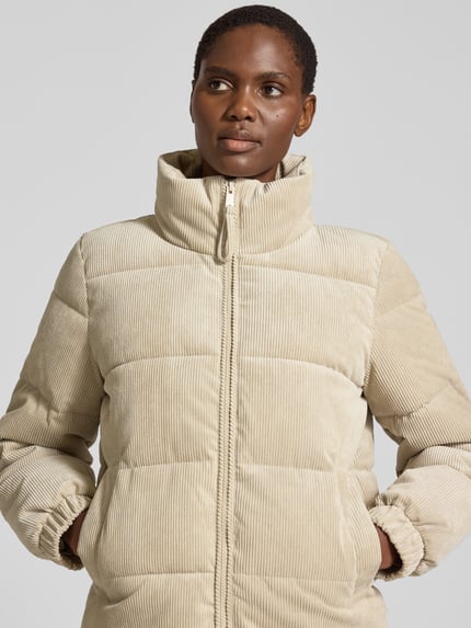 Vrouwenmodel draagt Steppjacke met Stehkragen van TOM TAILOR DENIM, kleur: effen, mat, structuur, opstaande kraag, lange mouw, elastische mouwboord, rompzoom, ritssluiting, zij-ingangszakken, materiaalverwerking: corduroy, Nahaufnahme Oberkörper.