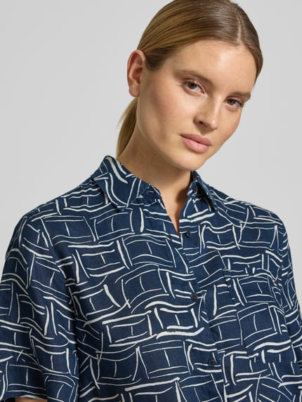 Frauenmodel trägt Loose Fit Leinenbluse mit Brusttasche von Tommy Hilfiger, Optik:Allover-Muster, Kurzarm, reines Leinen, Nahaufnahme Oberkörper.