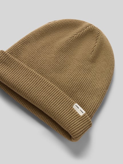 Productfoto, Mütze aus Woll-Mix in Strick-Optik mit Label-Patch van Samsøe Samsøe in beige, gebreide textuur, brede omslag, label patch