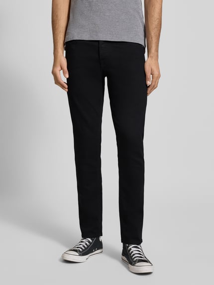 Mannelijk model draagt stoffen broek met achterzakken Model 'GLENN' van JACK & JONES katoenmix met stretch, recht model, binnenbeenlengte 77 cm, kleur zwart, detailopname voorzijde, Nahaufnahme onderlichaam.