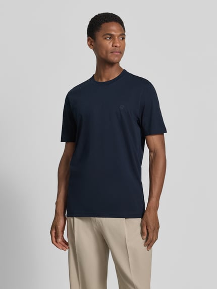 Mężczyznamodel nosi Regular Fit T-Shirt mit Logo-Stitching von MCNEAL z bawełny, okrągły dekolt, długość tyłu 70 cm, całkowity widok z przodu.