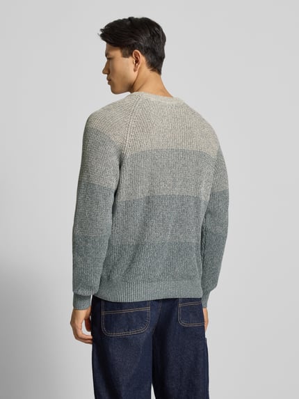 Männermodel trägt Relaxed Fit Strickpullover aus reiner Baumwolle Modell 'BIRK' von Only & Sons mit Ombré-Melange-Muster, Ganzkörperansicht Rückansicht.