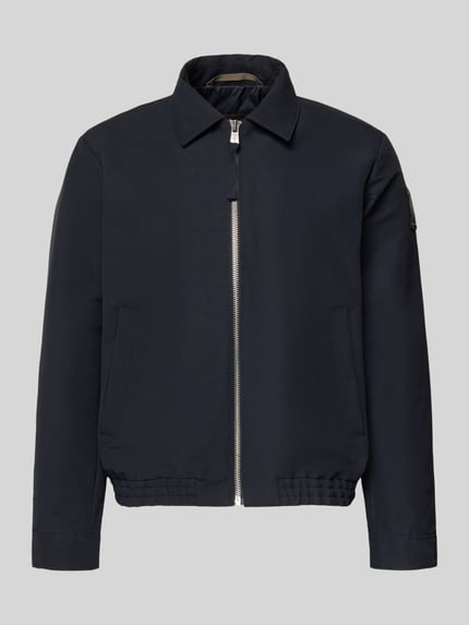 Produktfoto, Regular Fit Blouson mit Label Patch - Marc O'Polo × DFB Travel Collection von Marc O'Polo, Optik: Unifarben, Reißverschluss, Umlegekragen, Langarm, Manschette, seitliche Eingrifftaschen, Innentaschen, Material: Baumwoll-Mix