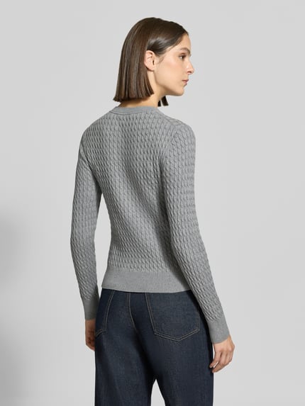 Kobiece model prezentuje Regular Fit Pullover aus reiner Baumwolle od Tommy Hilfiger, szary sweter z bawełny, widok całej sylwetki od tyłu