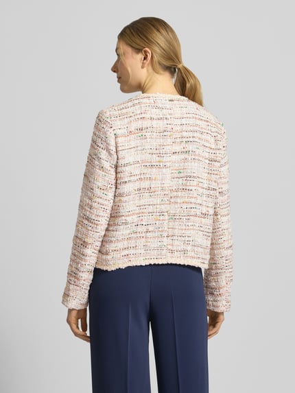 Vrouwenmodel draagt Blazer in Bouclé-Optik van WHITE LABEL in bouclé-look met doorlopende knoopsluiting en ronde hals, ruglengte 47 cm, borstwijdte 46 cm, mouwlengte 63 cm, los model, rugaanzicht
