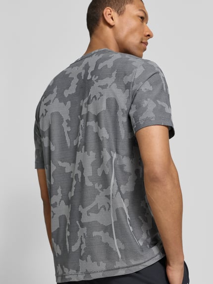 Männermodel trägt T-Shirt mit Rundhalsausschnitt und Label-Detail von EA7 Emporio Armani, grau gemustert, Material-Mix mit Stretch-Anteil, Regular Fit, Rückenlänge bei Größe M 69 cm, Ganzkörperansicht Rückansicht.
