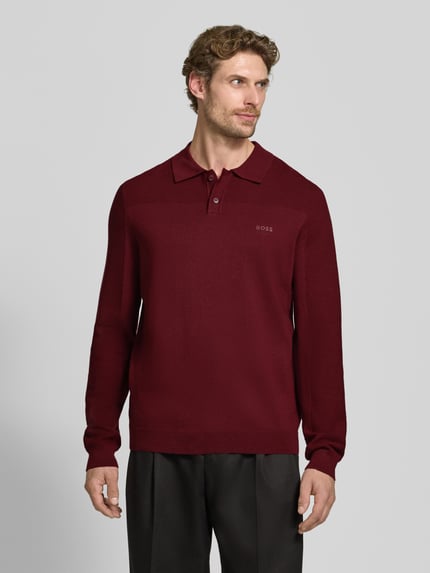 Männermodel trägt bordowe koszulka polo z dodatkiem wełny Relaxed Fit Poloshirt mit Woll-Anteil Modell 'KN_Momentum-X PL' von BOSS Green, Ganzkörperansicht von vorne.