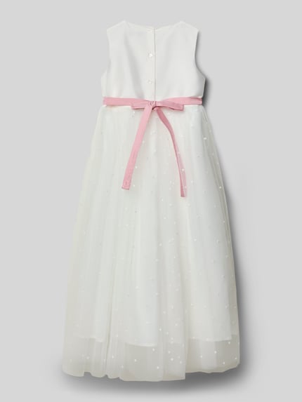 Dziewczynka nosi Regular Fit Sukienka midi z kwiatowym obszyciem od Une Hautre Couture, mieszanka bawełny, okrągły dekolt, bez rękawów, listwa guzikowa, kryjąca halka, długość tyłu 100 cm przy rozmiarze 134, widok z tyłu całej sylwetki.